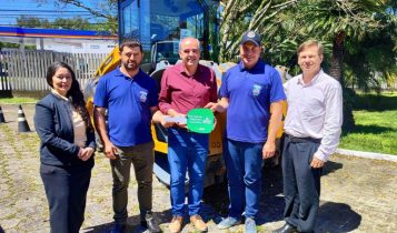 Mapa entrega 16 máquinas agrícolas para municípios catarinenses