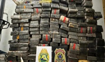 Caminhão carregado com 2 toneladas de maconha entre carga de soja é apreendido