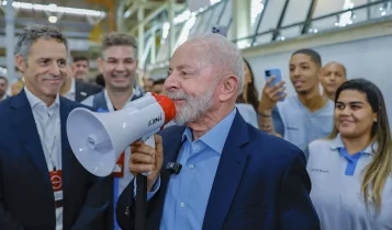 Lula assina medida que atualiza Programa de Alimentação do Trabalhador