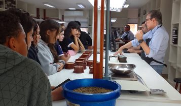 “Vivenciando a Prática: Café” conecta estudantes à cadeia exportadora do produto