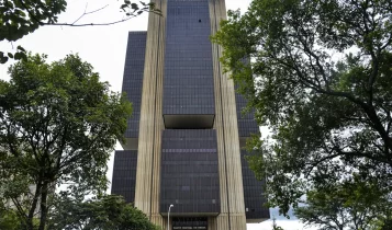 Taxa Selic: BC mantém juros básicos em 15% ao ano pela terceira vez seguida