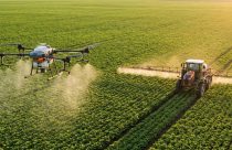 Trator vs. Drone: Quando vale a pena substituir a pulverização terrestre pela aérea?