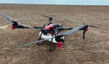 Gigante dos tratores lança maior drone de pulverização do país em 2025, relembre