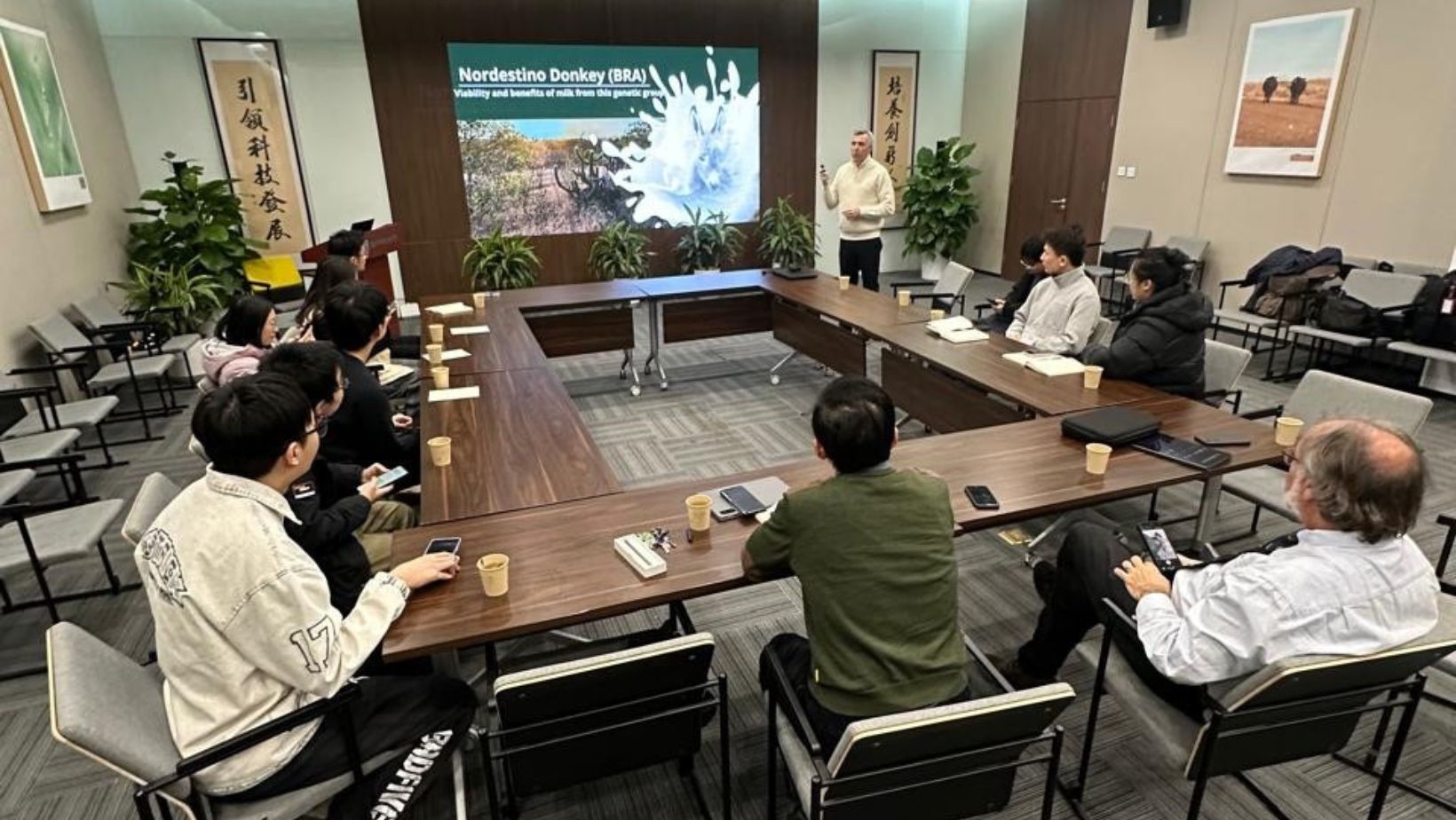 Professor Jorge Lucena durante palestra na China