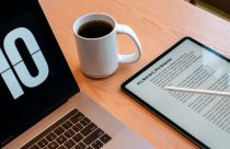 mesa com cafe e leitura de pdf em tablet - Melhores ferramentas de IA para editar PDF em 2025