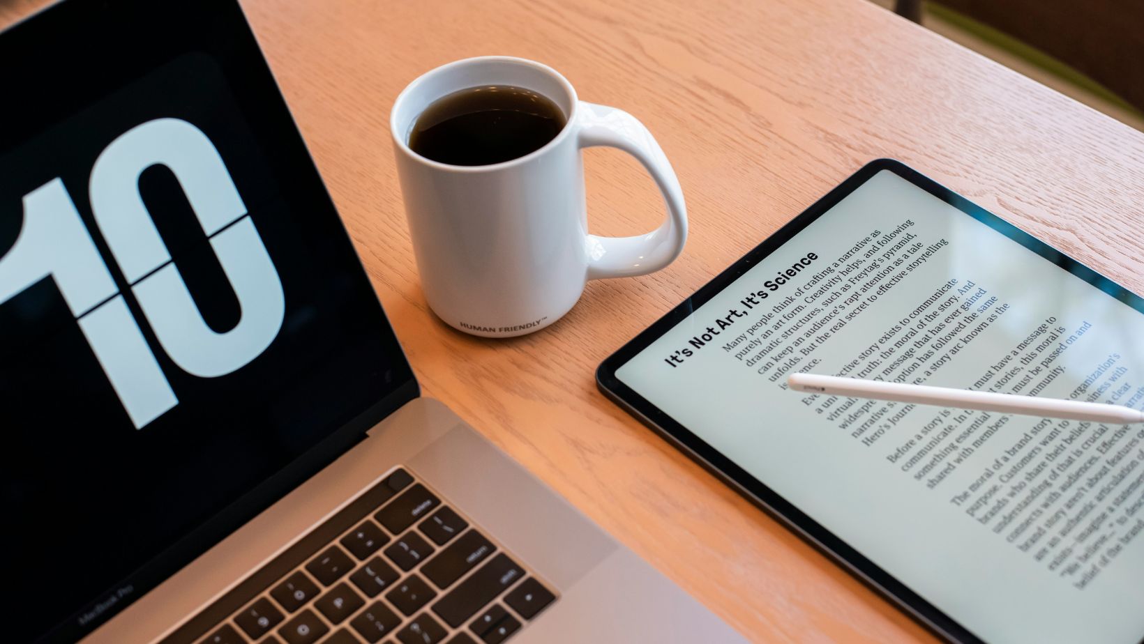 mesa com cafe e leitura de pdf em tablet - Melhores ferramentas de IA para editar PDF em 2025