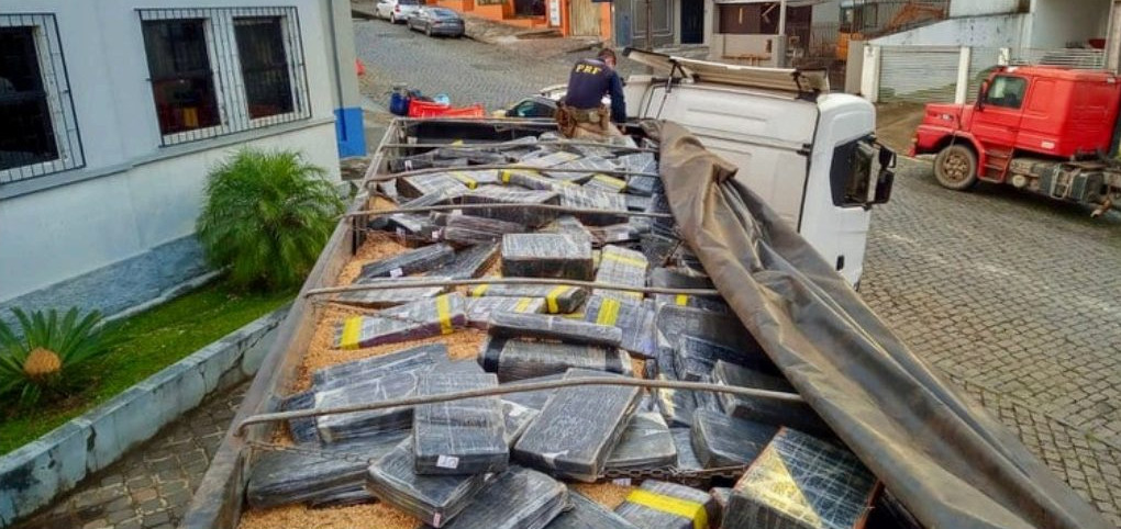 Apreensão gigante: PRF descobre mais de 1.600 kg de droga ocultos em carga de soja