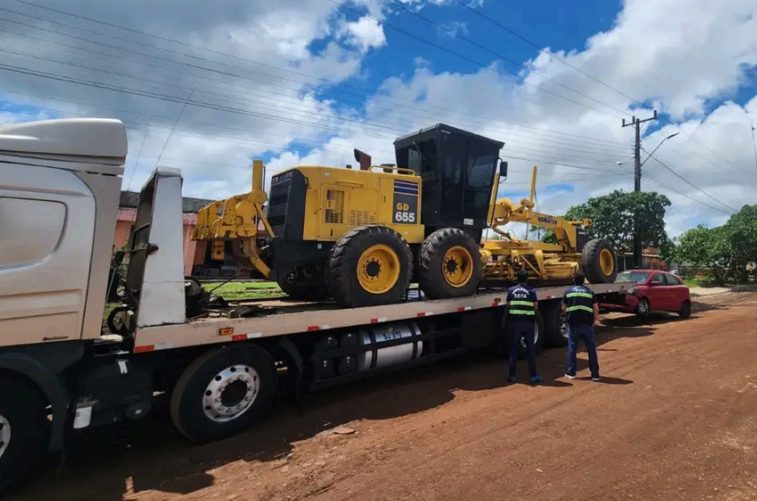 Fiscalização apreende motoniveladora de R$ 220 mil em operação contra irregularidades