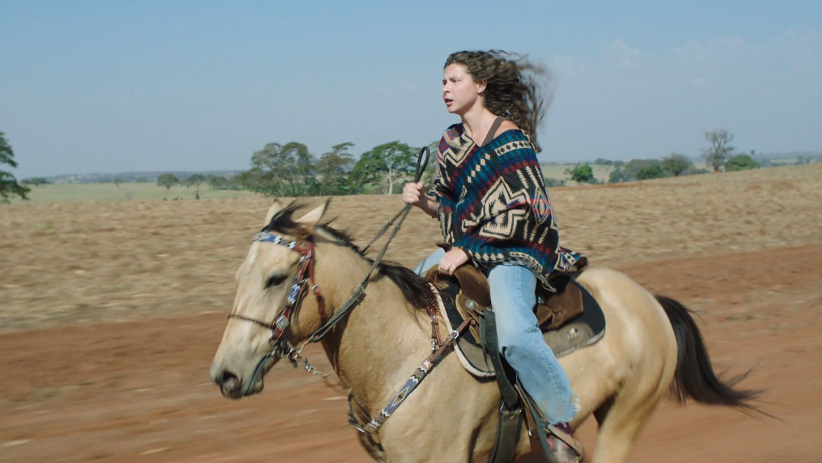 Carol Belarmino - DOMA - Carol galopando com cavalo