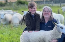 Após contrair doença rara de ovelhas, agricultora passa anos lutando contra sequelas