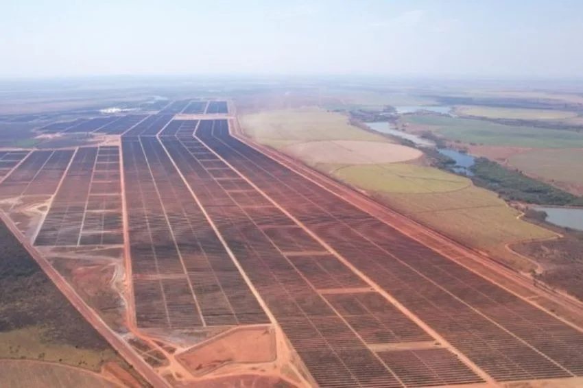 Com investimento de R$ 2,4 bi, complexo solar entra em operação em Minas