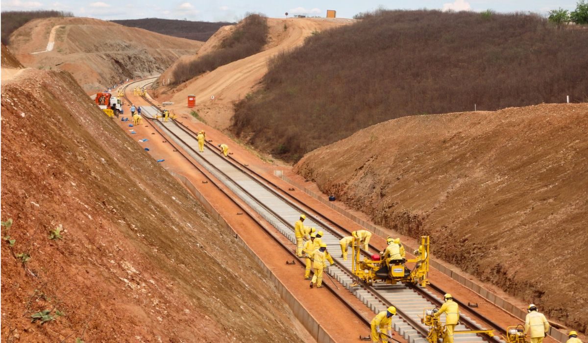 Obra de megaferrovia de 1.200 km que percorre 53 municípios tem previsão de entrega anunciada