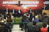 Ministro celebra anúncio de R$ 5,7 bi para ampliar aeroportos no país