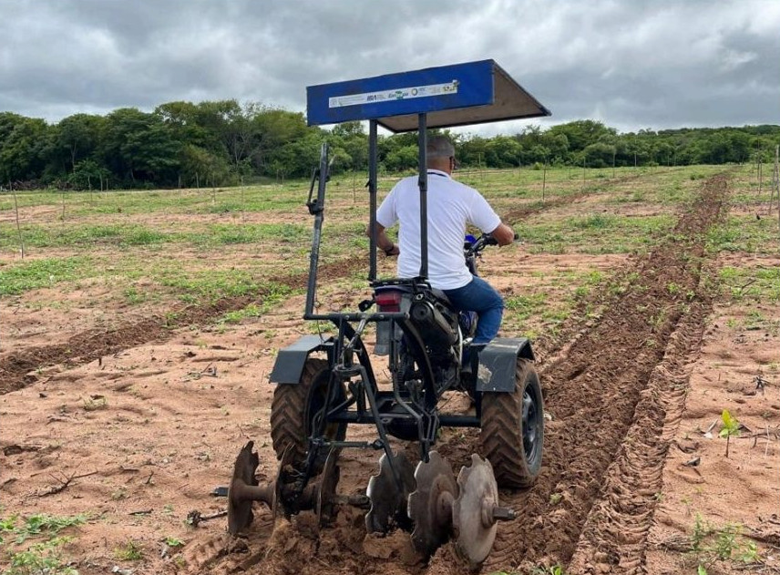 Inovação da Embrapa transforma moto em mini trator para apoiar pequenos agricultores