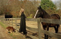 Atriz de Hollywood vive em fazenda que resgata cavalos, cabras e animais abandonados