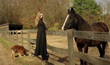 Atriz de Hollywood vive em fazenda que resgata cavalos, cabras e animais abandonados