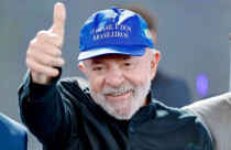 Presidente Lula faz sinal de joia para apoiadores — Foto: Ricardo Stuckert/PR