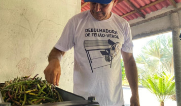 Produtor cria maquina para debulhar feijao