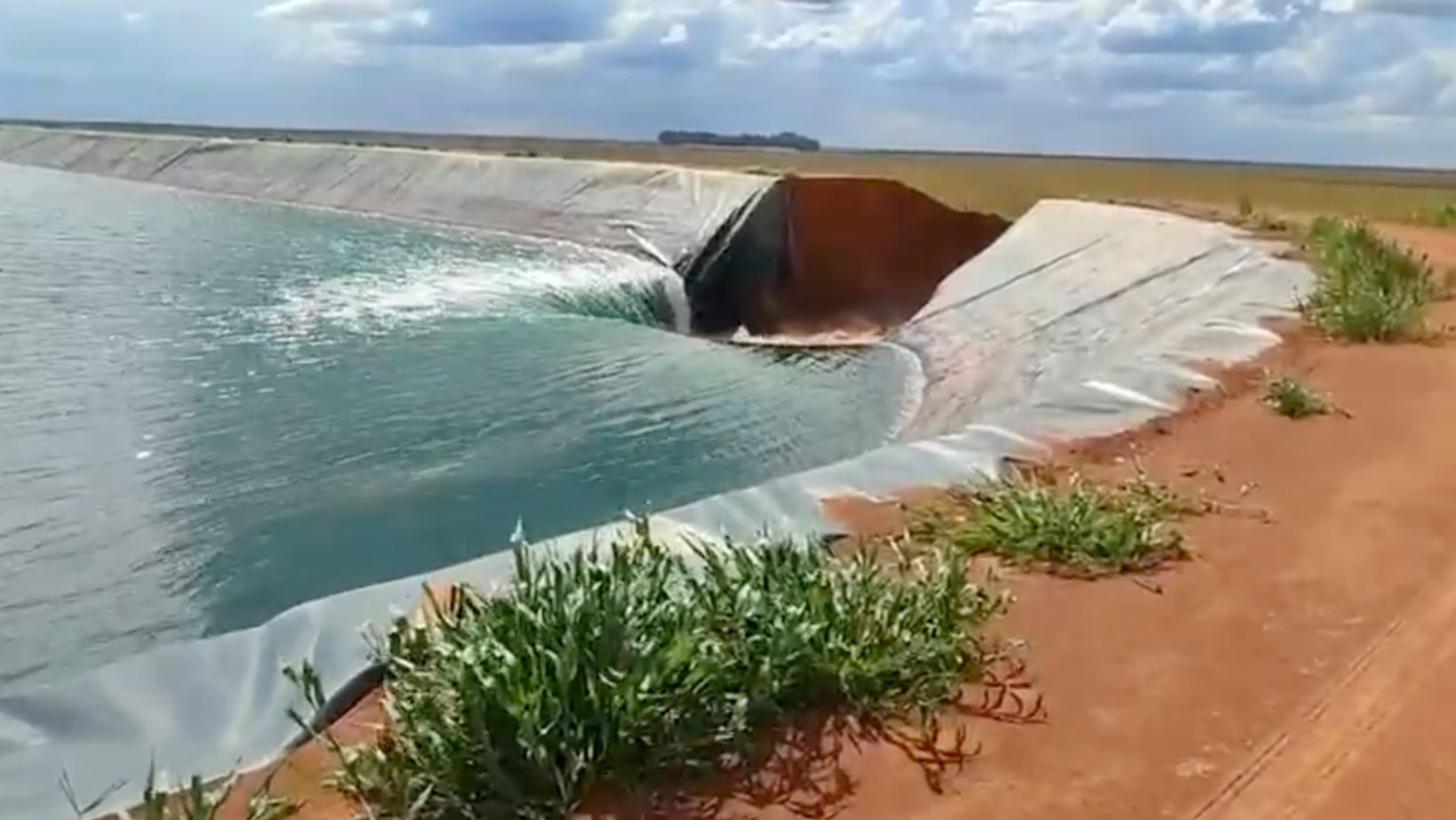 Rompimento de reservatorio gigante de agua no piaui