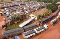 Caminhoneiros enfrentam fila de 45 km e até 3 dias sem água ou banheiro para descarregar soja no Pará