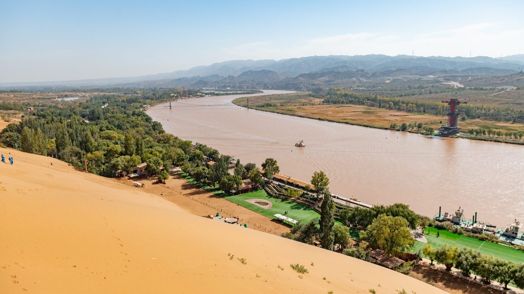 Cientistas criam “sementes de solo” para transformar areia do deserto em terra fértil