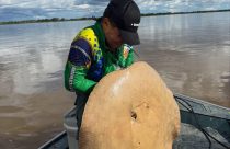 Eduardo Costa mostra talento para além da música, ao pescar uma Arraia de 65 kg, no Rio Araguaia