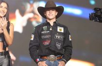 Filho de brasileiro, John Crimber vence etapa da PBR na busca do título de melhor peão de rodeio