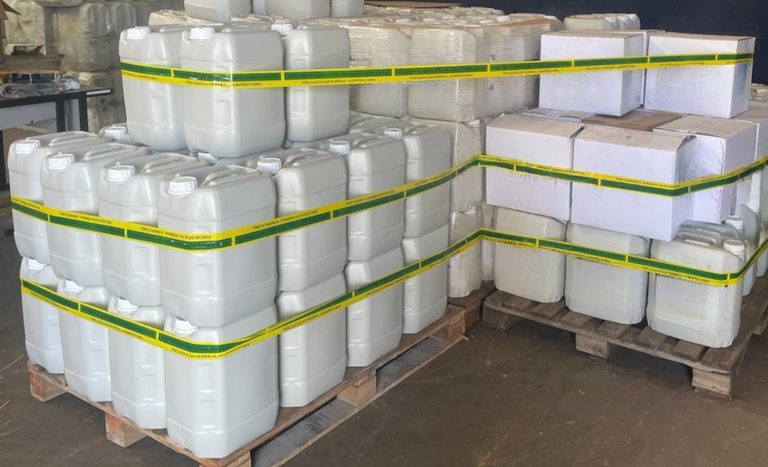 Mapa apreende mais de 5 mil litros de fertilizantes irregulares no interior de São Paulo