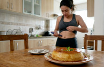 mulher usando caneta emagrecedora estimula a diminuicao do consumo de acucar