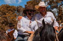 Gusttavo Lima reúne famosos e autoridades em grande cavalgada em Goiás