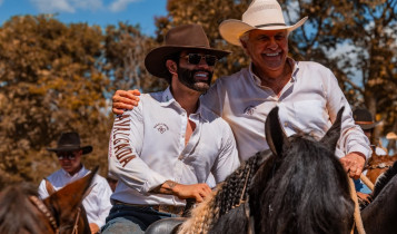 Gusttavo Lima reúne famosos e autoridades em grande cavalgada em Goiás