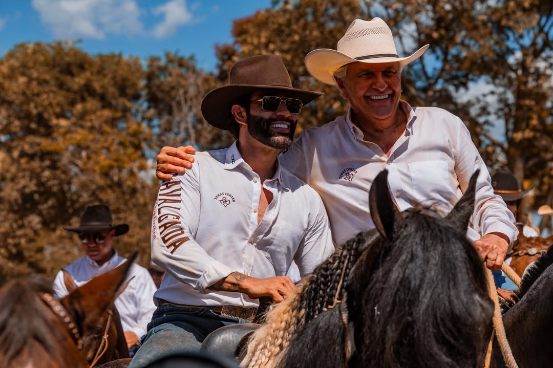 Gusttavo Lima reúne famosos e autoridades em grande cavalgada em Goiás