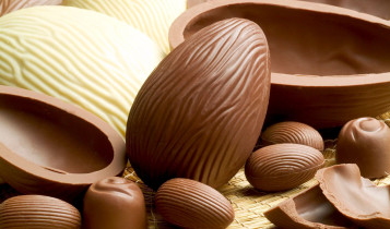 O segredo das fábricas de Páscoa: como são feitos milhares de ovos de chocolate todos os dias