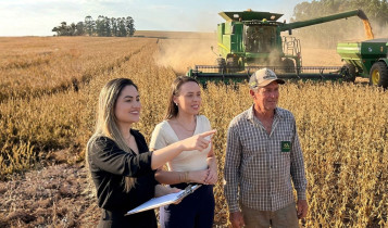 consulttagro credito rural - colheitadeira colhendo soja - com basuca abastecendo