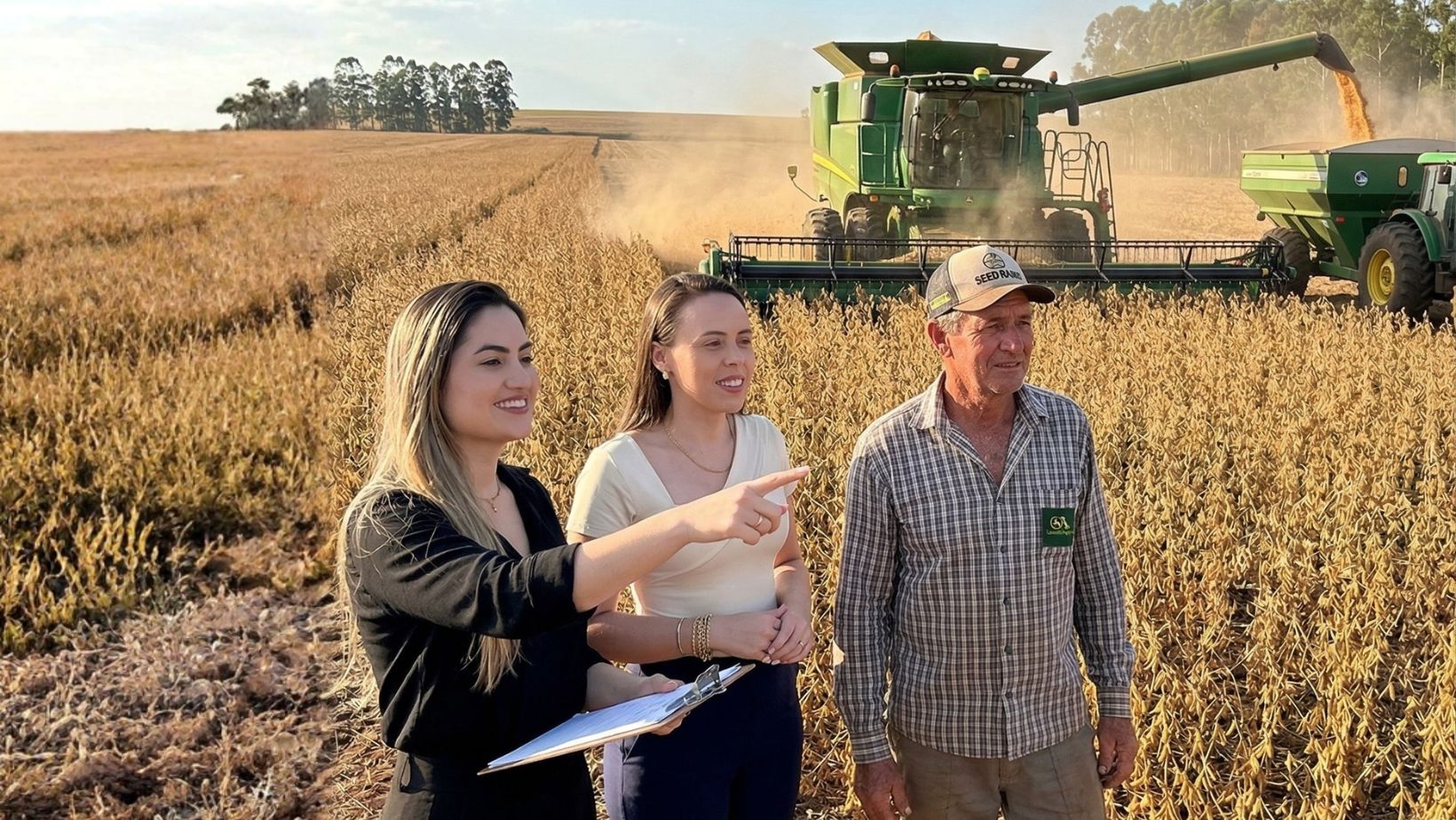 consulttagro credito rural - colheitadeira colhendo soja - com basuca abastecendo