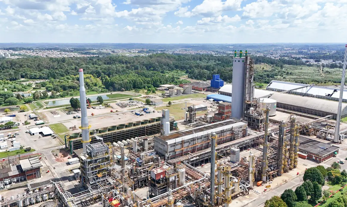 Reativação da fábrica da Araucária Nitrogenados marca virada estratégica e Petrobras retoma produção de ureia; estatal pode reduzir dependência externa do agro brasileiro