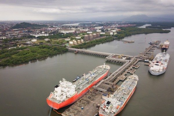 Para evitar falta de combustível, Porto de Santos prioriza navio com 18 mil toneladas de gasolina