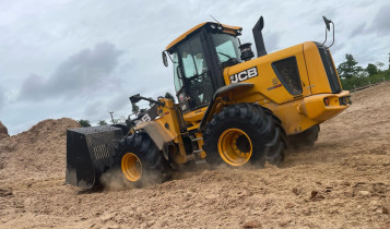 pa carregadeira da JCB trabalhando com bagacinho de cana
