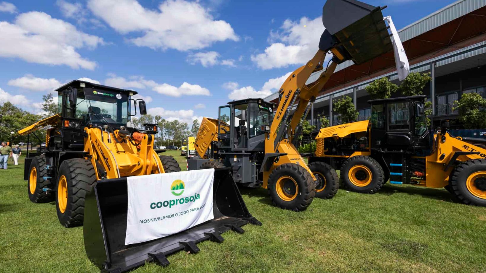 Compra em grupo vira saida para produtor pagar menos em maquinas agricolas - cooprosoja