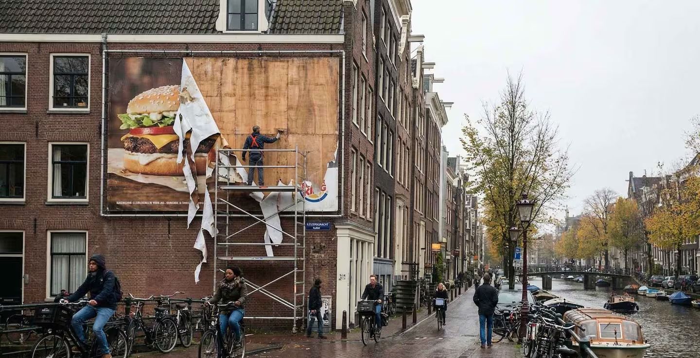 Por que Amsterda decidiu banir propaganda de carne e hamburgueres nas ruas
