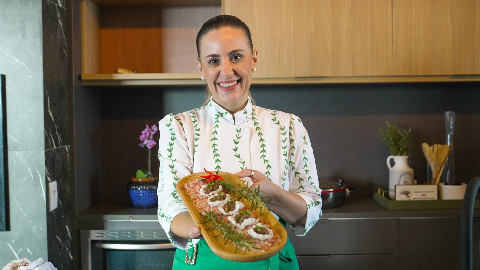 Do fogão da mãe à cozinha profissional: chefe de MT transforma memórias afetivas em carreira