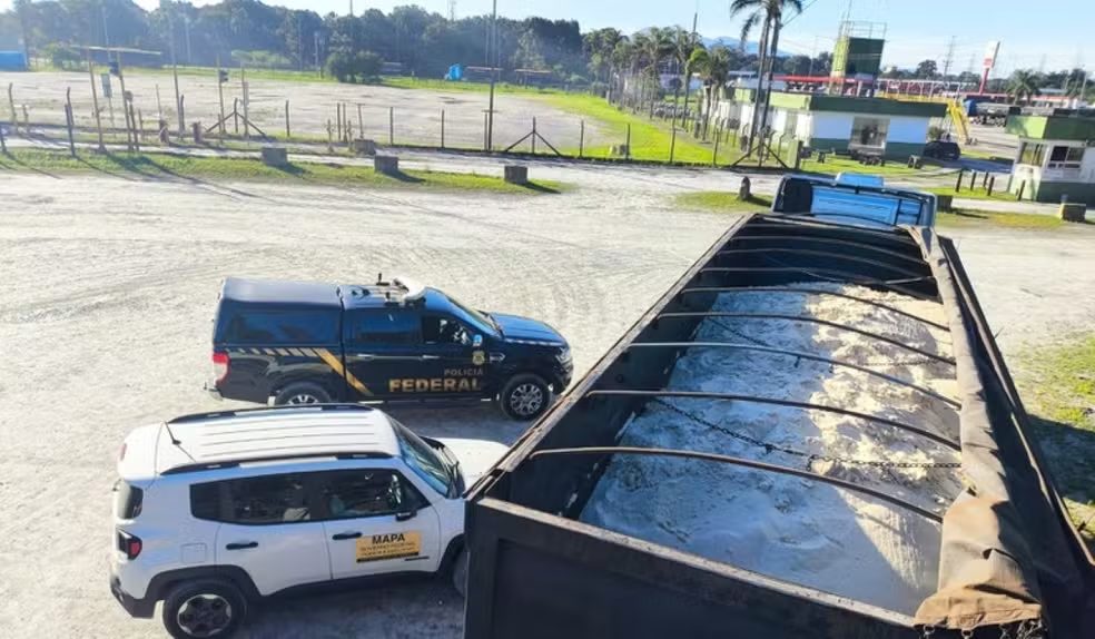 Operação do Mapa e Polícia Federal apreende 48 toneladas de açúcar sob suspeita de fraude no Porto de Paranaguá