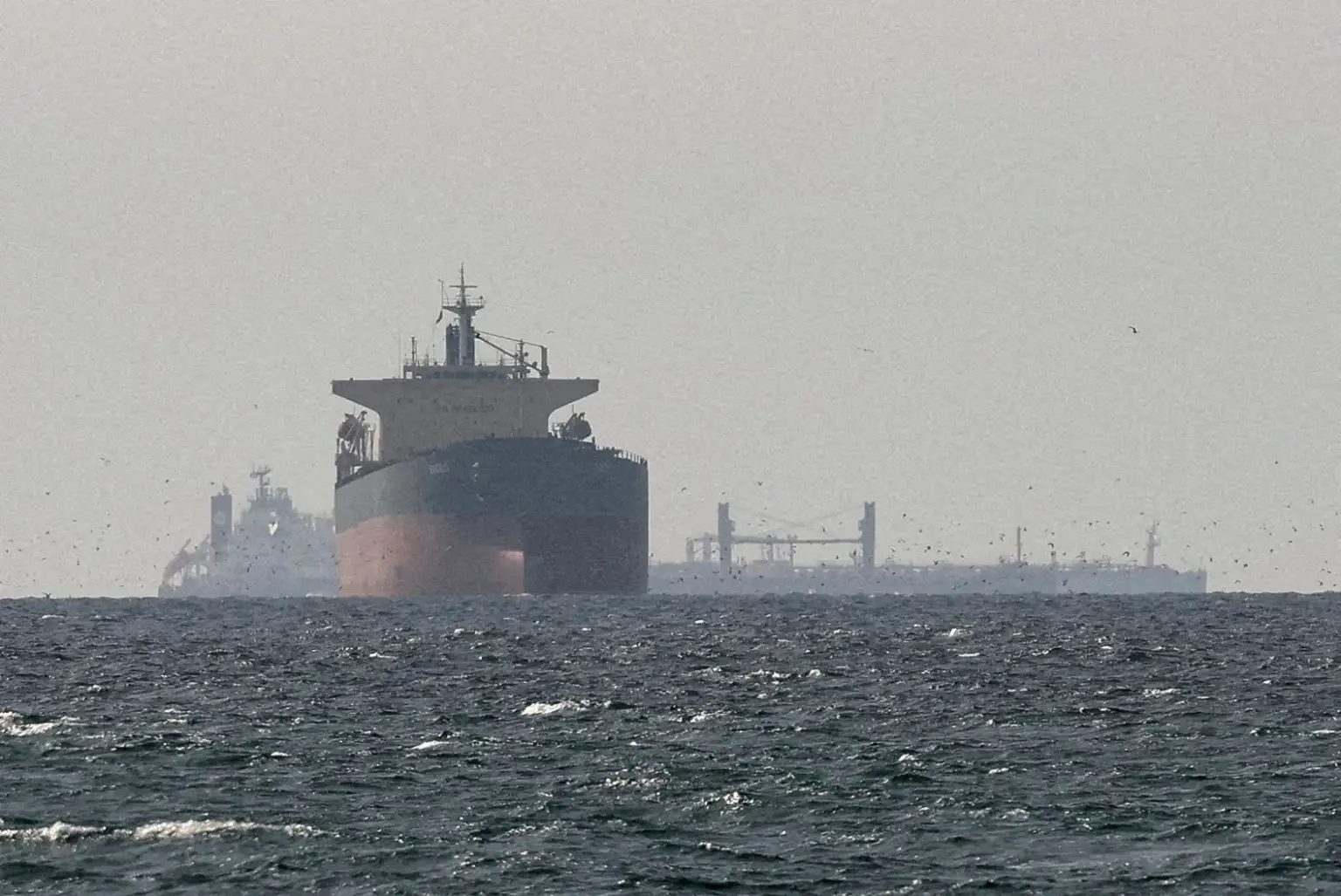 Novos ataques a navios perto de Ormuz são relatados enquanto Trump discute Irã com Xi