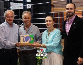 Presidente da ABCZ recebe prêmio Guzerá de Ouro durante celebração dos 70 anos da ACGB