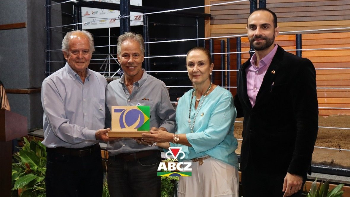Presidente da ABCZ recebe prêmio Guzerá de Ouro durante celebração dos 70 anos da ACGB
