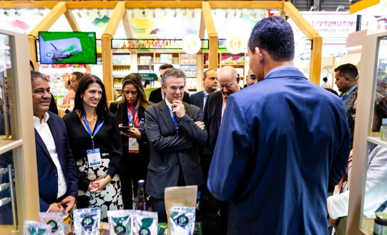Ministro André de Paula participa da SIAL Xangai e reforça protagonismo do agro brasileiro no mercado chinês