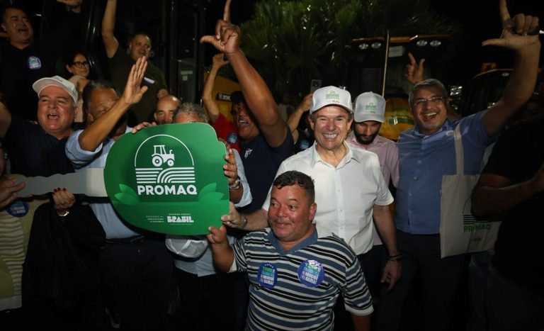 Ministro André de Paula entrega 35 máquinas agrícolas para municípios baianos