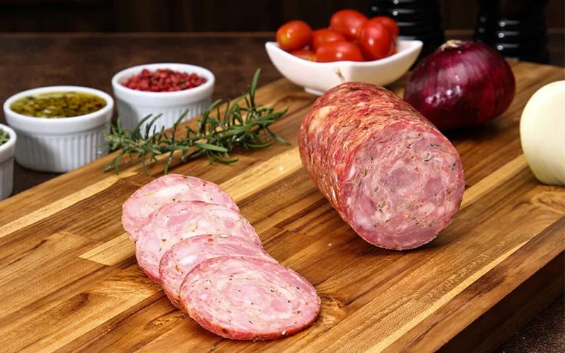 Esqueça o bacon: Conheça o embutido nobre de porco que virou a nova febre da agroindústria