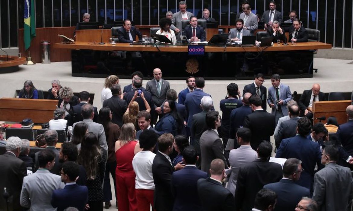 Pela proposta, o fim da escala 6x1, com garantia de ao menos duas folgas semanais, das quais uma preferencialmente aos domingos, entrará em vigor 60 dias após a promulgação do texto.