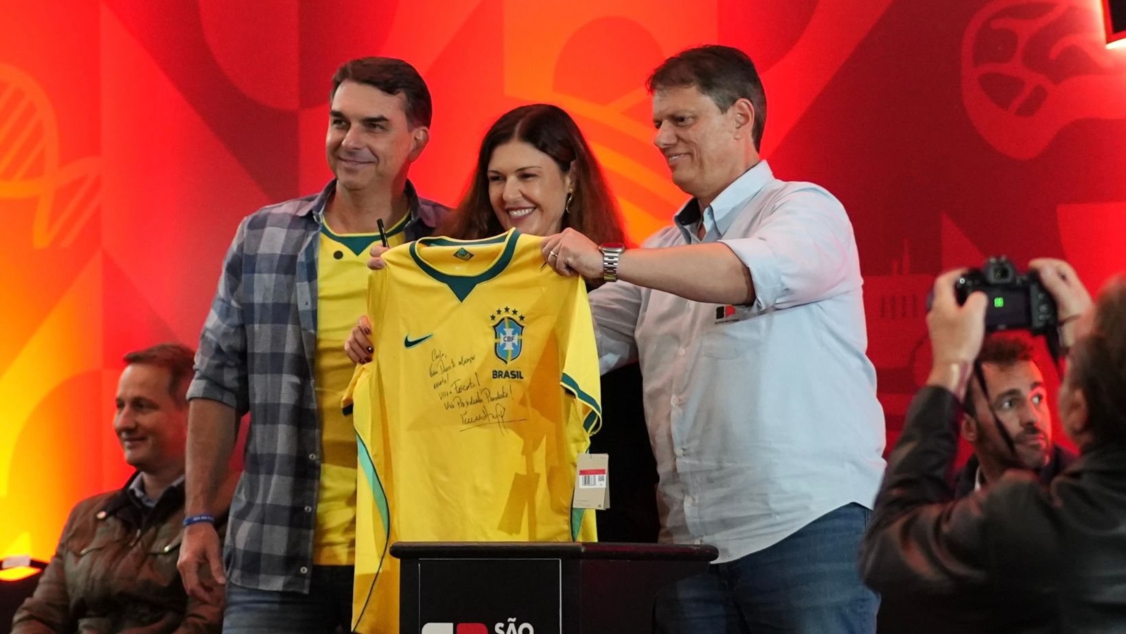 Flavio Bolsonaro - Carla Tuccilio e Tarcisio Freitas governador de sao paulo